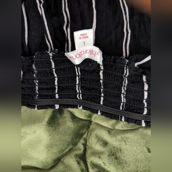 Black/white stripe, flowy, crop top - Picture 2 of 3